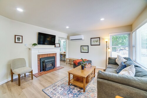 Walk to Main St! Quiet Mendocino County Retreat