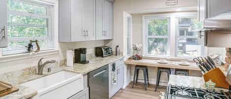 Fridge, microwave, stovetop, dishwasher