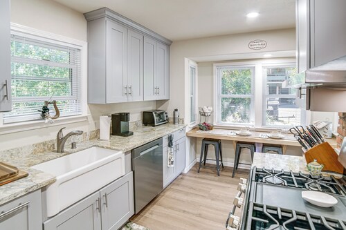 Walk to Main St! Quiet Mendocino County Retreat