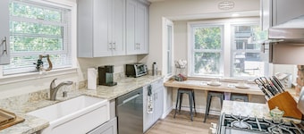 Walk to Main St! Quiet Mendocino County Retreat