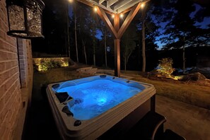 Outdoor spa tub - Family Home on Private Lake in Prospect Hill (Prospect Hill)