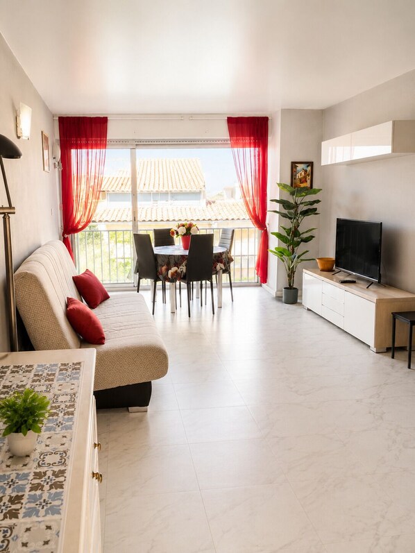 Living area - Vrbo Property (Agde)