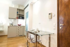 Coffee/tea maker, microwave, electric kettle, toaster - Syntagma Gem 1 Steps from Syntagma Square (Athina)