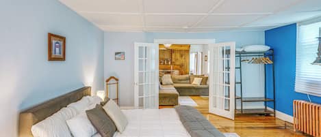 2 habitaciones, escritorio y tabla de planchar con plancha