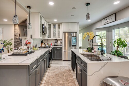 Pool, Hot Tub & Game Room! Stockbridge Oasis