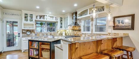 Coffee/tea maker, fridge, microwave, stovetop