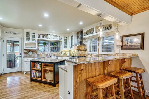 Historic Weatherford Estate w/ Backyard Oasis