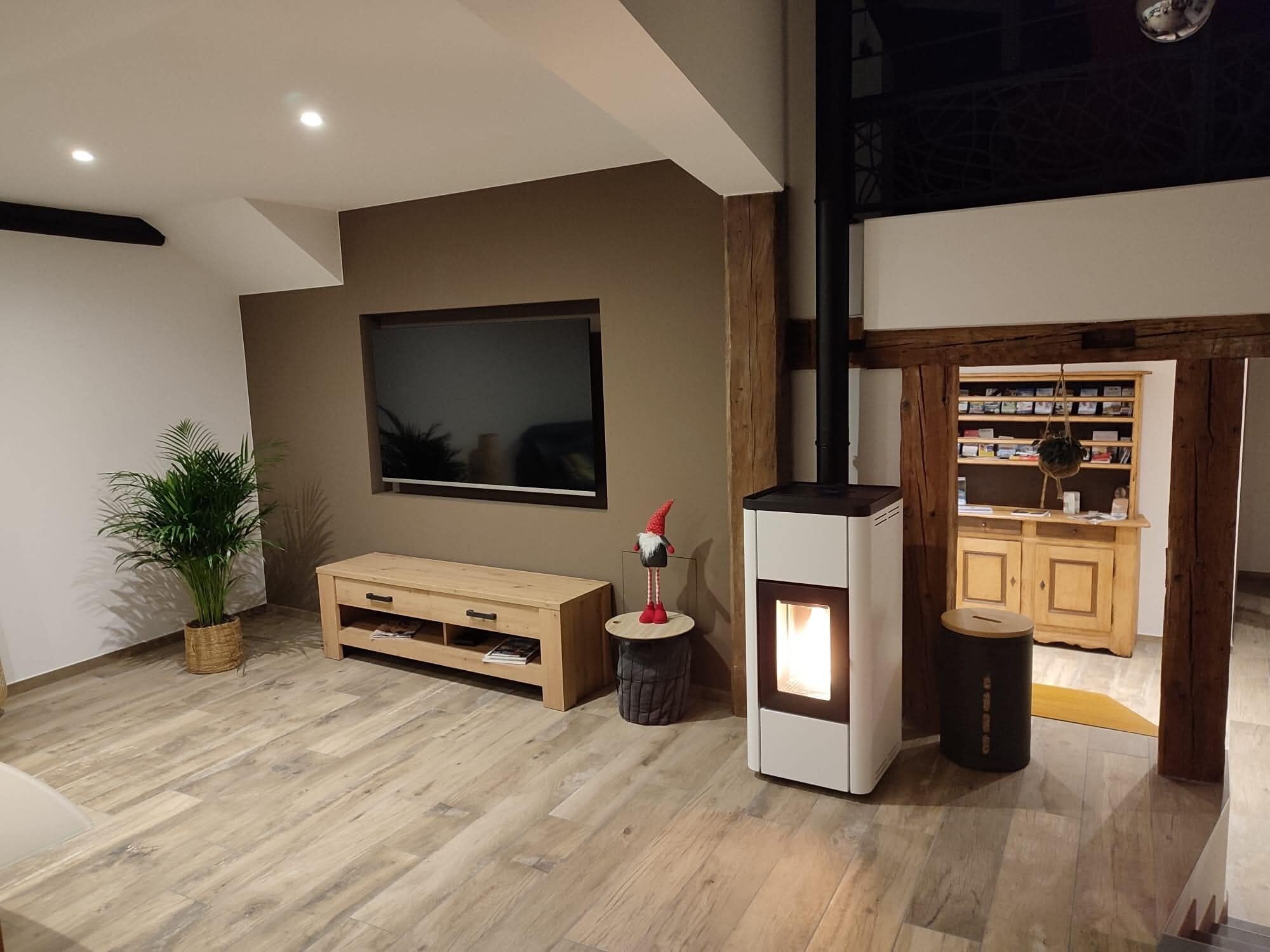 Un salon moderne avec un banc en bois, une cheminée, un téléviseur et une bibliothèque.