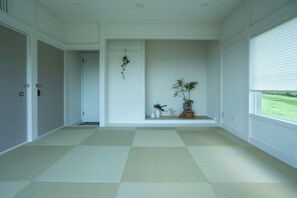 A room with tatami flooring, a sliding door, a plant, and a window with a view. - Dogfriendly vacation rental Room only Maximum / Ito City Shizuoka (Ito City)