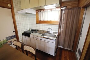 Kühlschrank, Mikrowelle, Herdplatte, Kochgeschirr/Geschirr/Besteck