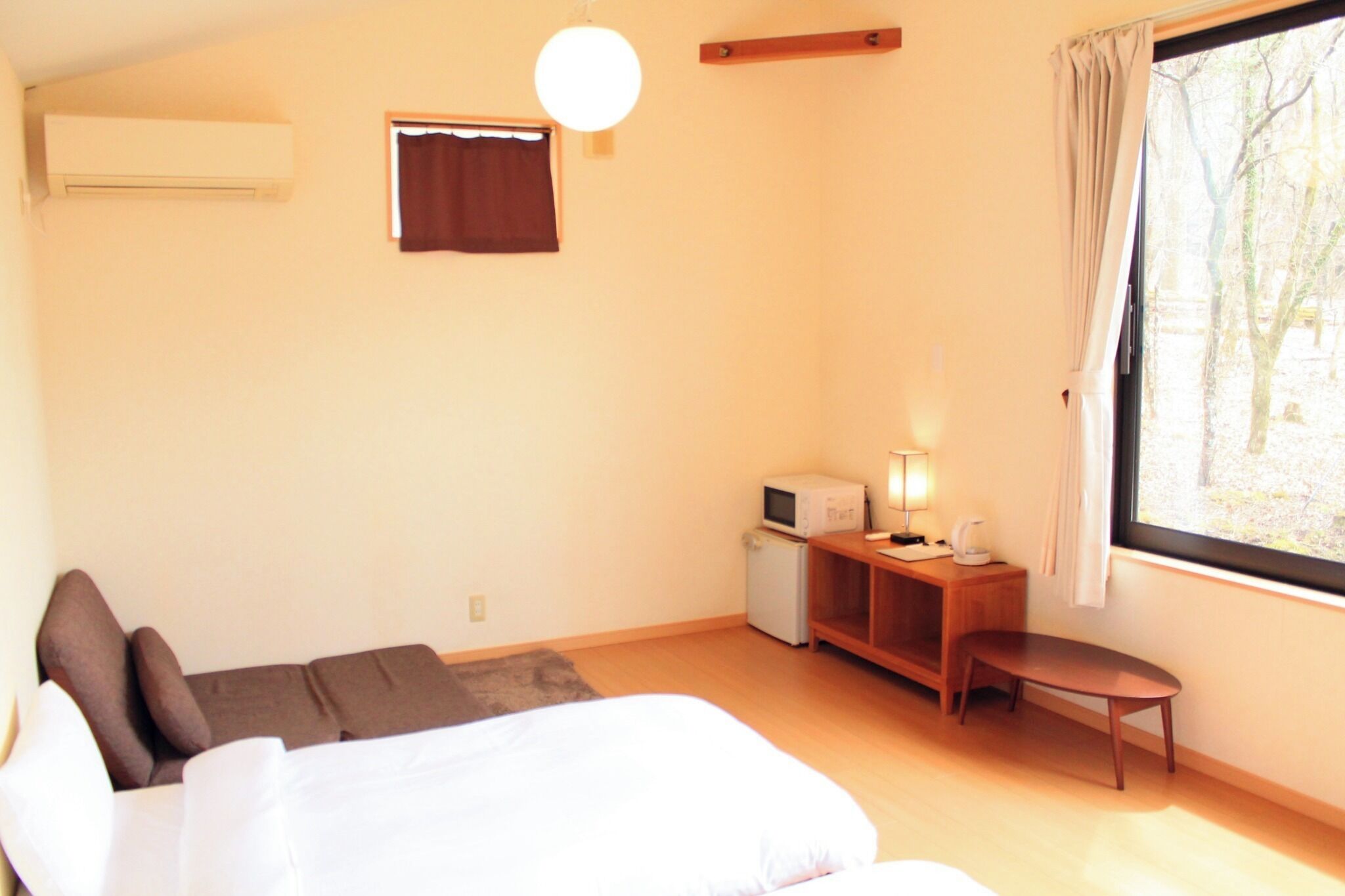 Escritorio, wifi gratis y ropa de cama 