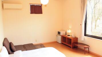 Escritorio, wifi gratis y ropa de cama