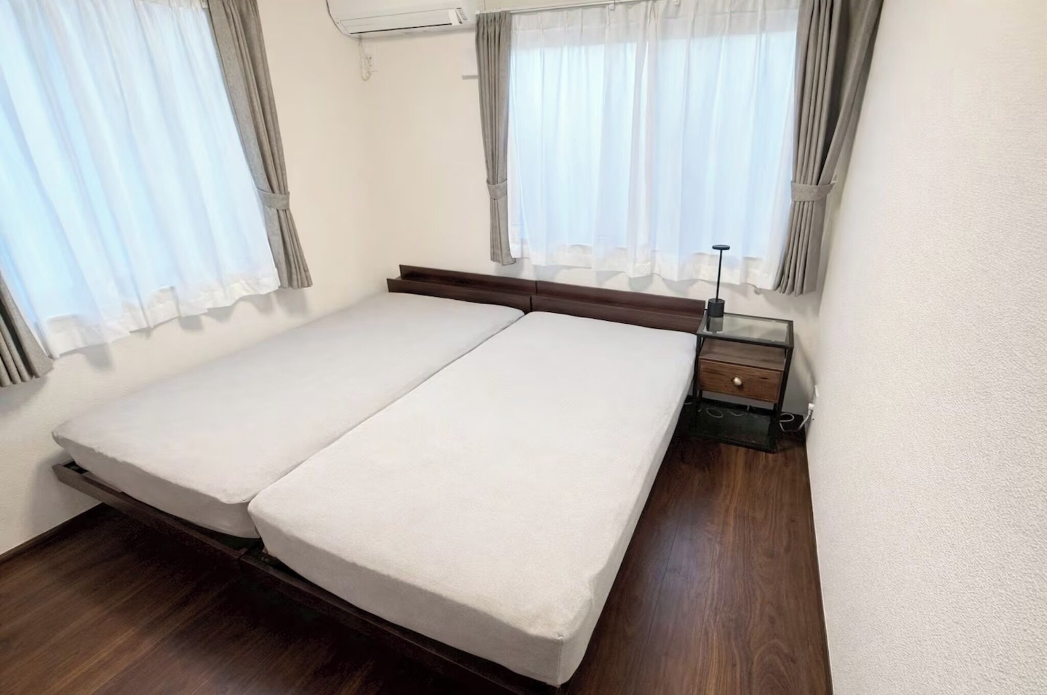 Escritorio, wifi gratis y ropa de cama 
