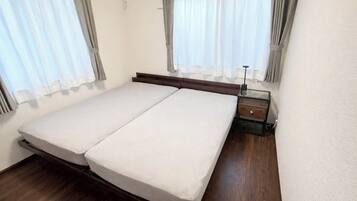 Escritorio, wifi gratis y ropa de cama