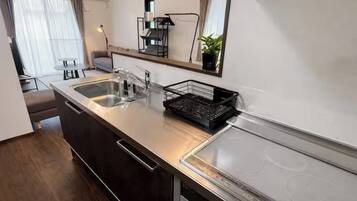 Frigorífico, microondas, placa de cocina y utensilios de cocina