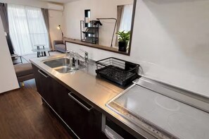 Kühlschrank, Mikrowelle, Herdplatte, Kochgeschirr/Geschirr/Besteck