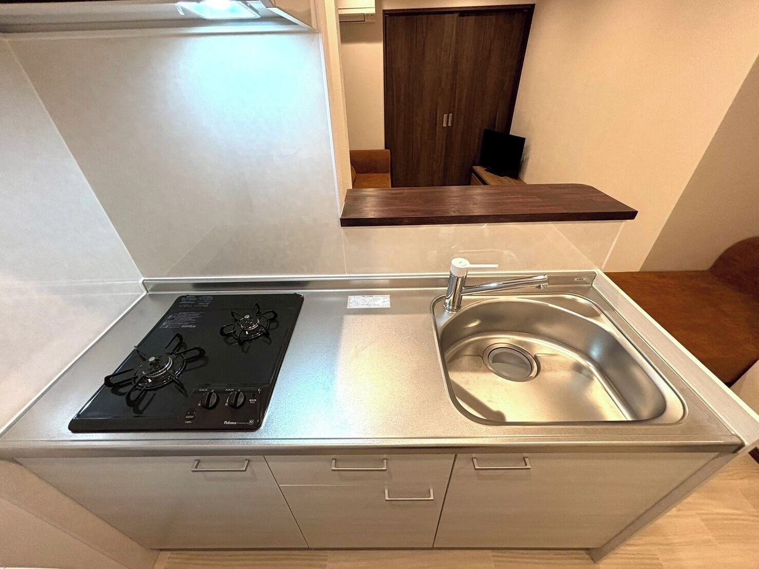 Fridge, microwave, stovetop, cookware/dishes/utensils