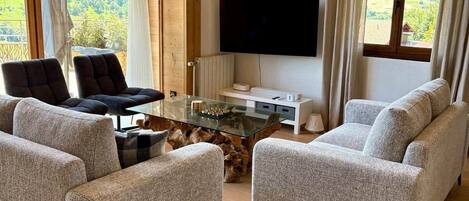TV, fireplace