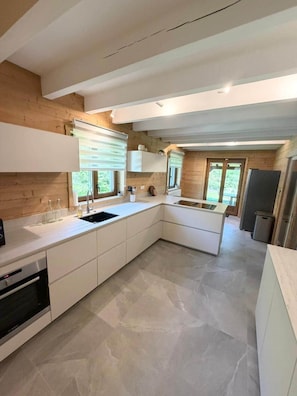 Wasserkocher mit Kaffee-/Teezubehör, Kühlschrank, Mikrowelle, Ofen