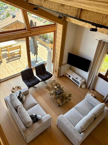 The Black Stag: Finnish sauna, mountain view, sleeps 8