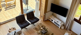 The Black Stag: Finnish sauna, mountain view, sleeps 8