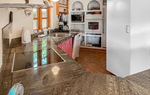 Coffee/tea maker, fridge, microwave, dishwasher - Gorgeous home in Storvorde with WiFi (Storvorde)