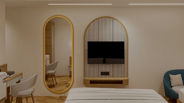 Ein modernes Schlafzimmer mit Bett, Schreibtisch, Stuhl, Fernseher an einer Wand mit Muster und Deckenventilator.