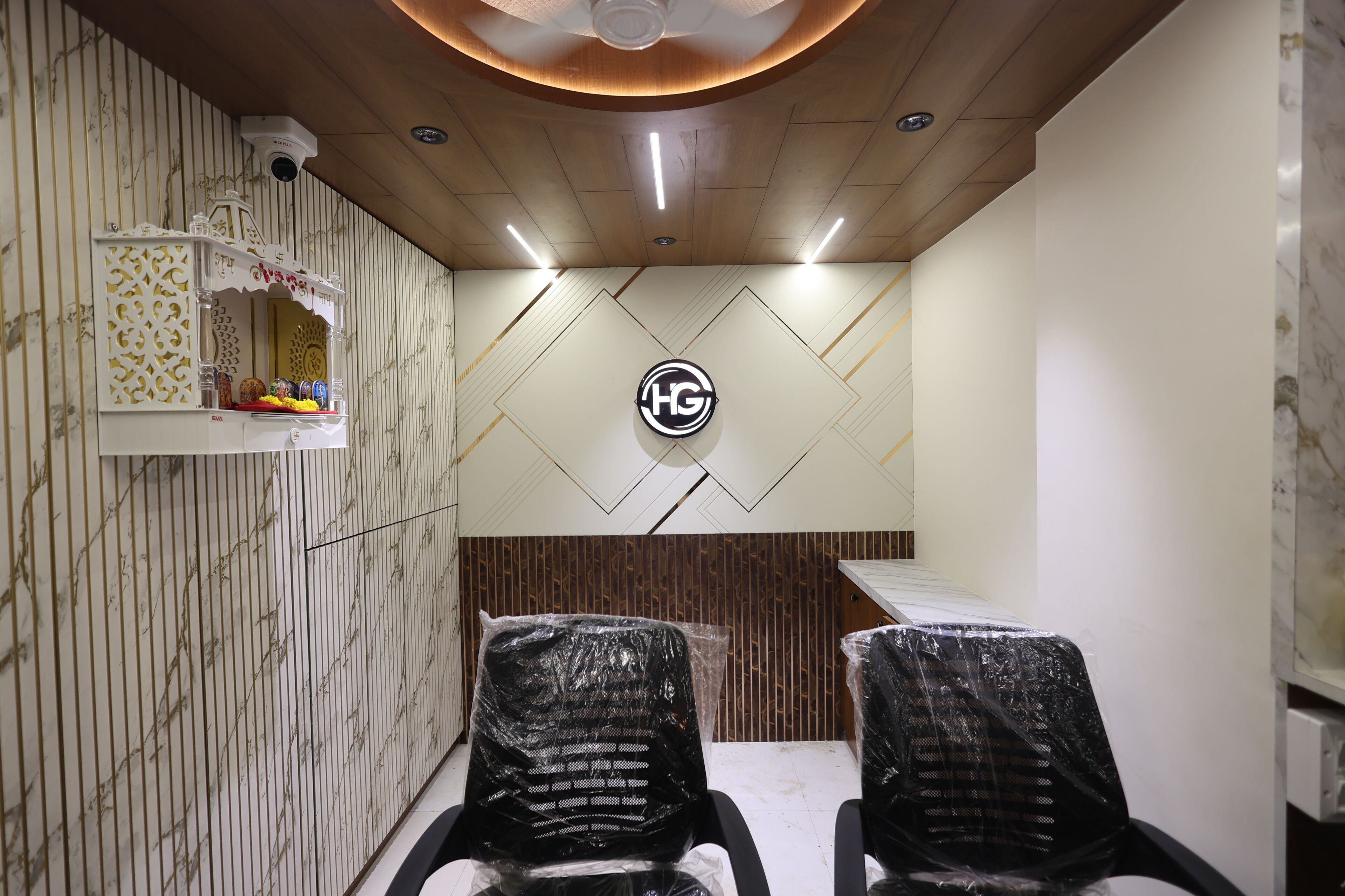 A conference room with a marble wall, a wooden ceiling, and a logo on the wall.