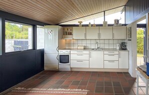 Wasserkocher mit Kaffee-/Teezubehör, Kühlschrank, Herdplatte