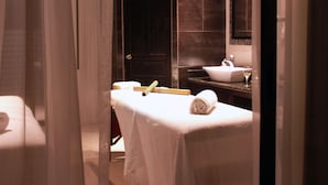 A bathroom with a bathtub, a sink, and a towel rack. - Villa Buena Onda (PLAYAS DEL COCO)
