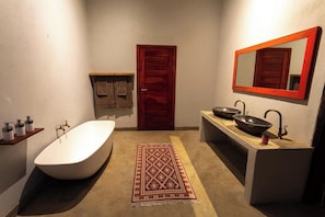 Amenidades de baño gratuitas, toallas, jabón, shampoo 