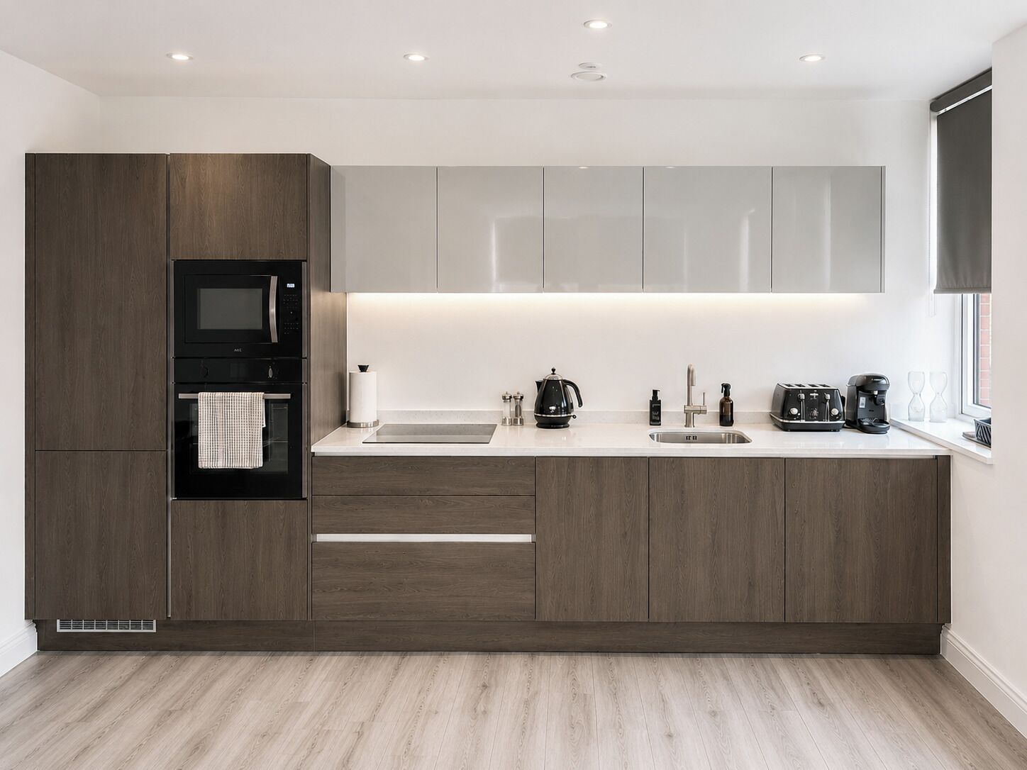Wasserkocher mit Kaffee-/Teezubehör, Kühlschrank, Mikrowelle, Ofen