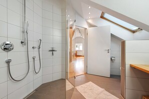 Een douche, een haardroger, handdoeken