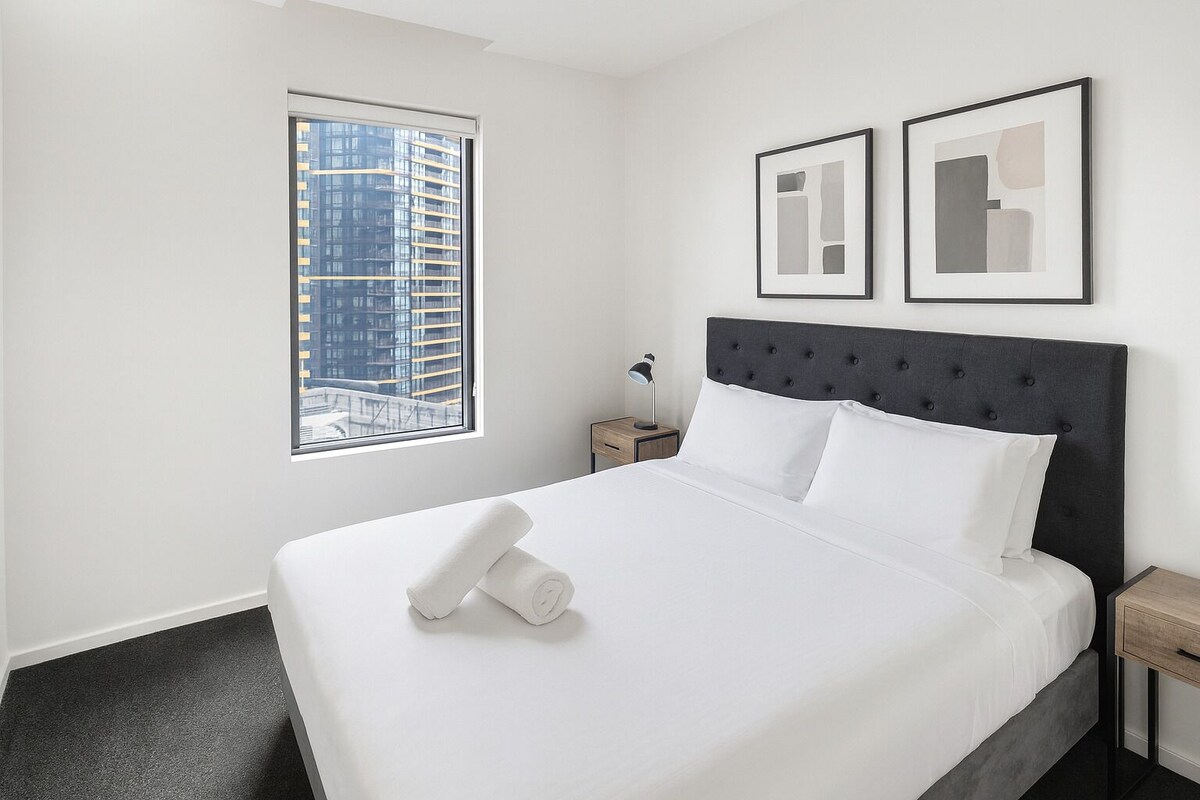 One Bedroom with Balcony and Water Views | Blackout drapes, soundproofing, WiFi (free), individually decorated