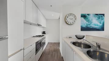 Appartement Deluxe (FW1803) | Cuisine privée | Réfrigérateur grande capacité avec congélateur, four à micro-ondes