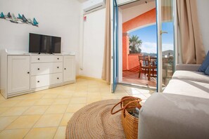 Living area - TORO I (Apartment for 4 Guests - 30' from Porto Cervo) (Santa Teresa Gallura)