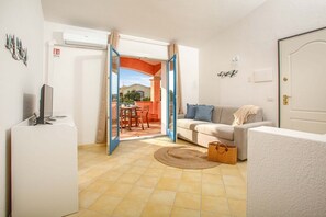 Living area - TORO I (Apartment for 4 guests - 30' from Porto Cervo)   (Santa Teresa Gallura)