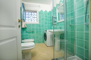 Shower, bidet - TORO's Apartment IV (4 Guests - 30' from Porto Cervo) (Santa Teresa Gallura)