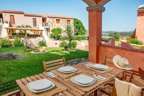 Outdoor dining - Leone IV Apartment (4 Guests + Private Garden)   (Santa Teresa Gallura)