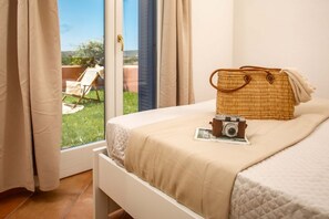Room - Leone III Apartment with Private Garden   (Santa Teresa Gallura)