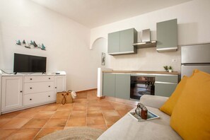 Living area - Leone III Apartment with Private Garden (Santa Teresa Gallura)