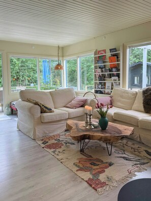 Ein gemütliches Wohnzimmer mit einer Couch, einem Couchtisch und einem Bücherregal.