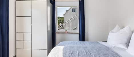 WiFi, bed sheets