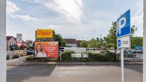 A parking area with a blue sign indicating a 2-station parking lot. - Cozy Apartment in the Heart of Heidenheim an der Brenz (Heidenheim)