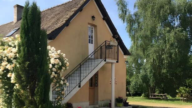 Exterior - Bed and Breakfast 'La Rivetière - Chambre Les Rouges' with Shared Terrace, Shared Garden and Wi-Fi (Courcemont)
