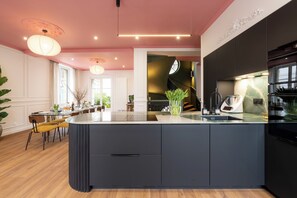 Geladeira, micro-ondas, fogão, cooktop