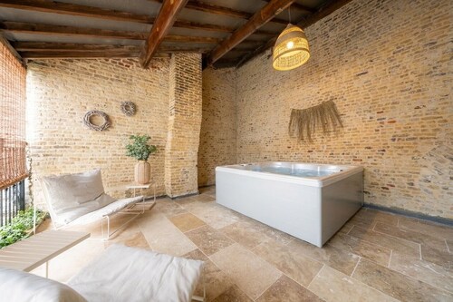 Cacha House - Sleeps 13, historic center - hot tub/sauna/foosball table