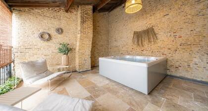 Cacha House - Sleeps 13, historic center - hot tub/sauna/foosball table