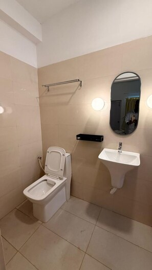 Deluxe Room | Bathroom - LE HAPPY RESIDENCY (Chennai)