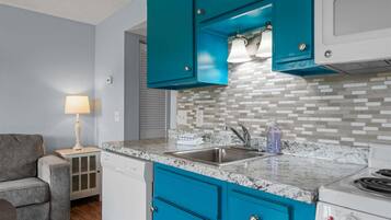 Condo, 1 grand lit et 1 canapé-lit, vue sur la montagne (Scenic Cottage) | Cuisine privée | Cafetière-théière